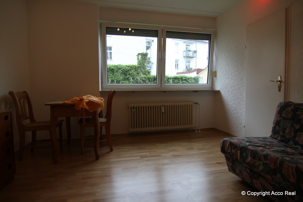 Fenster, davor viel freier Platz