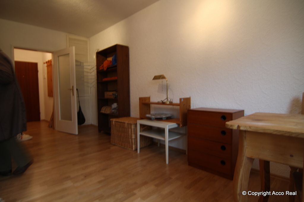 Regal und kleiner Schrank, dazwischen Schreibecke