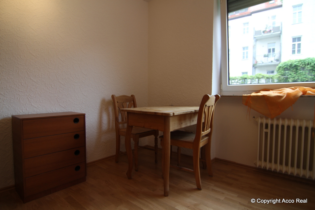 Esstisch in Ecke am Fenster