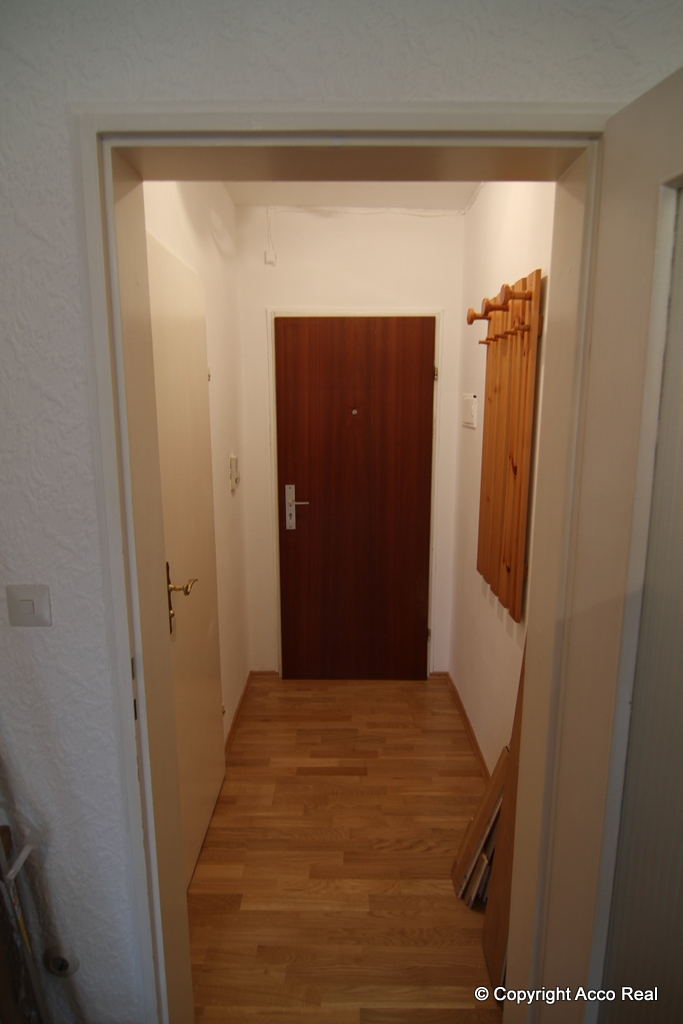 Flur mit Eingangstür und Kleiderablage