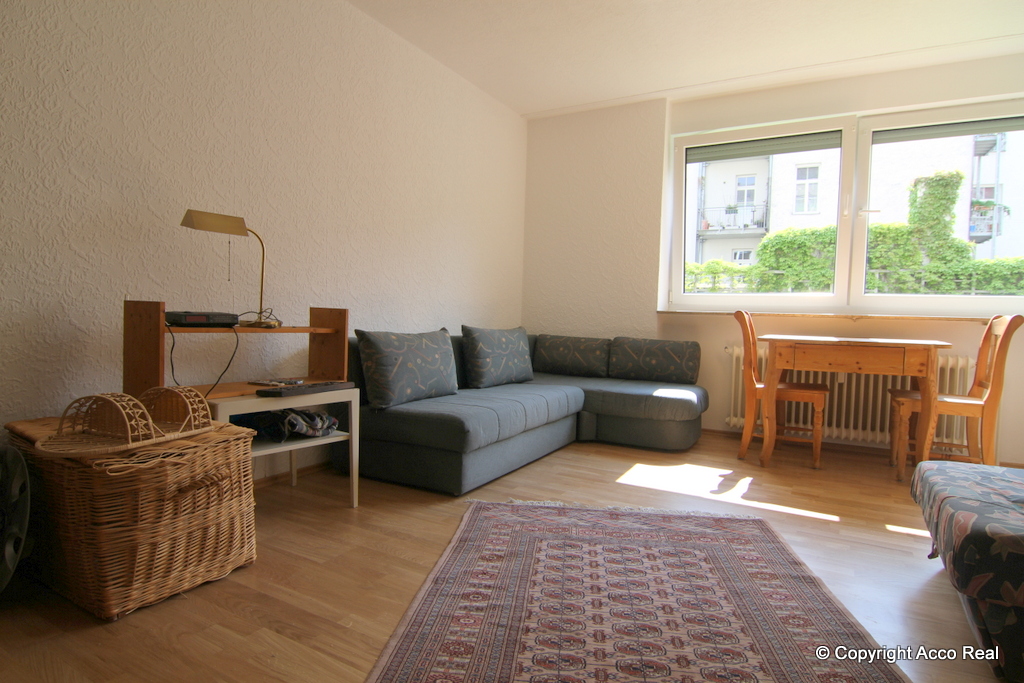 Man sieht die Couchecke und deren Umgebung im Wohnzimmer