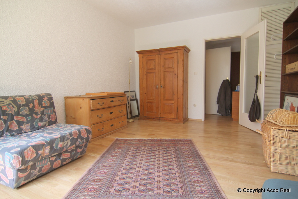 Blick zum Eingangsbereich. Schrank und Kommode, rechts Diele