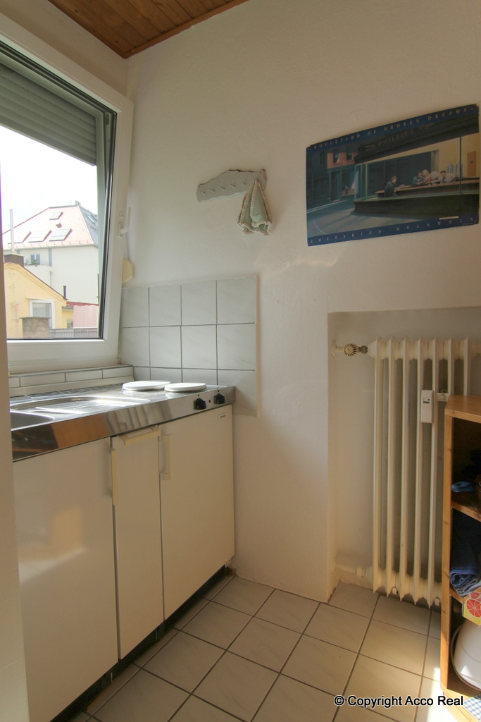 Zu sehen sind Spüle und Herd am Fenster
